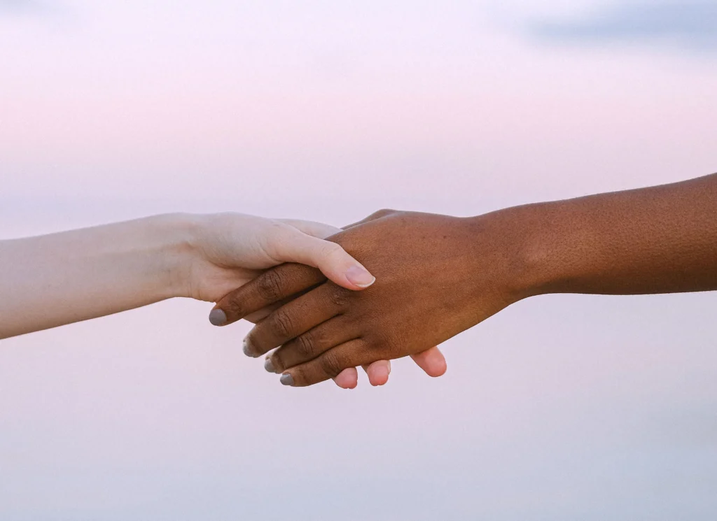 Dos manos entrelazadas firmemente, simbolizando el avance en las sesiones sucesivas de terapia y procesamiento con EMDR.